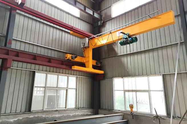 Wall traveling jib crane