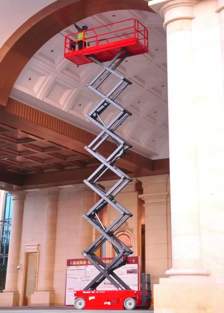 Self Propelled Scissor Lift for Roof repair