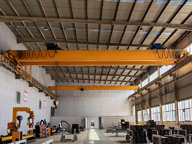Double-girder low-headroom overhead crane