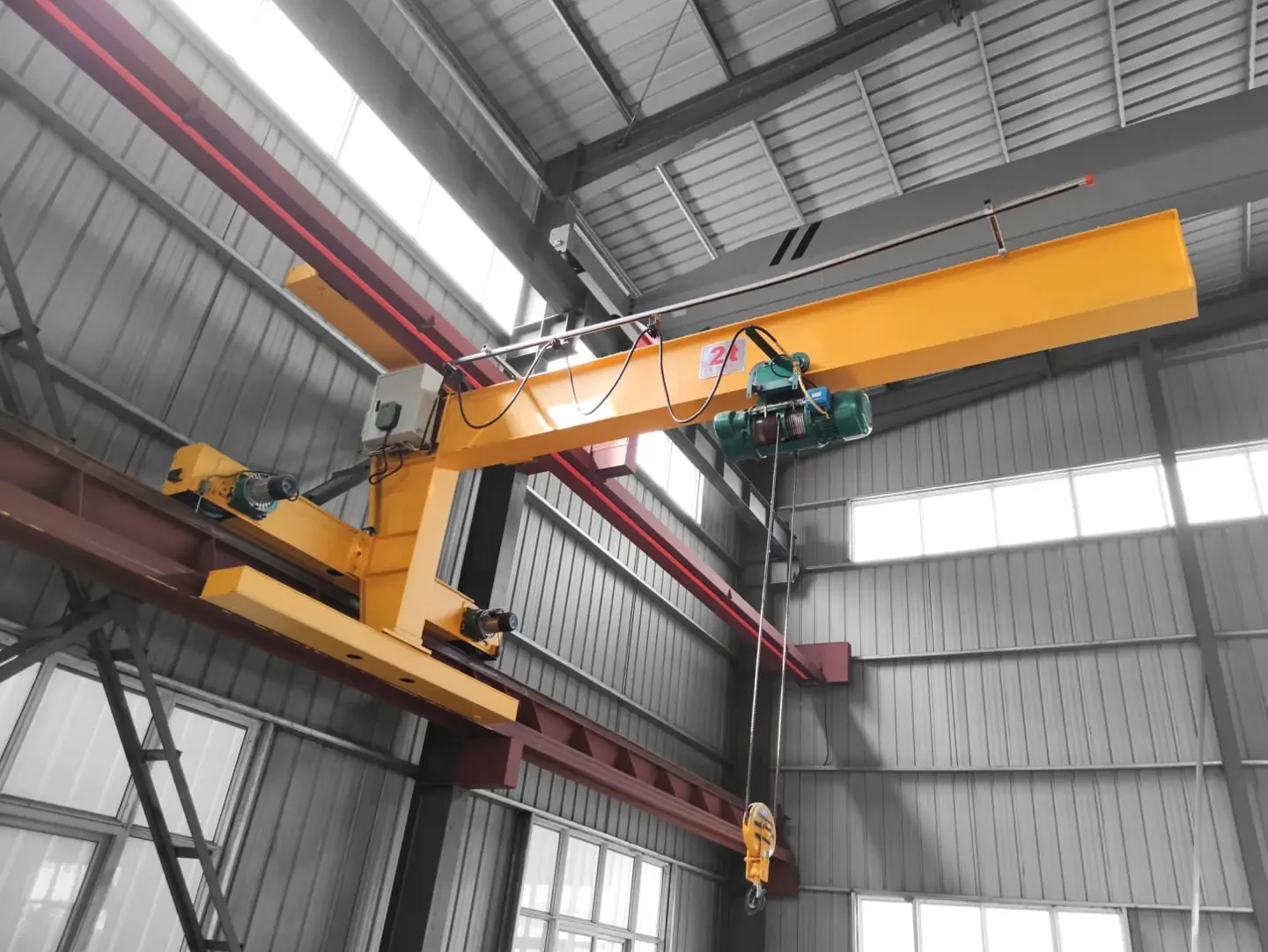 Wall traveling jib crane