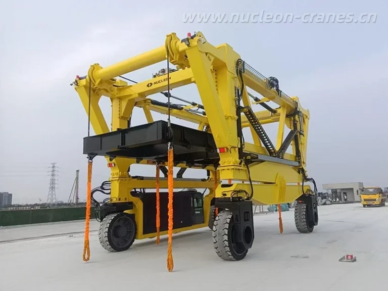 straddle-carrier (10)